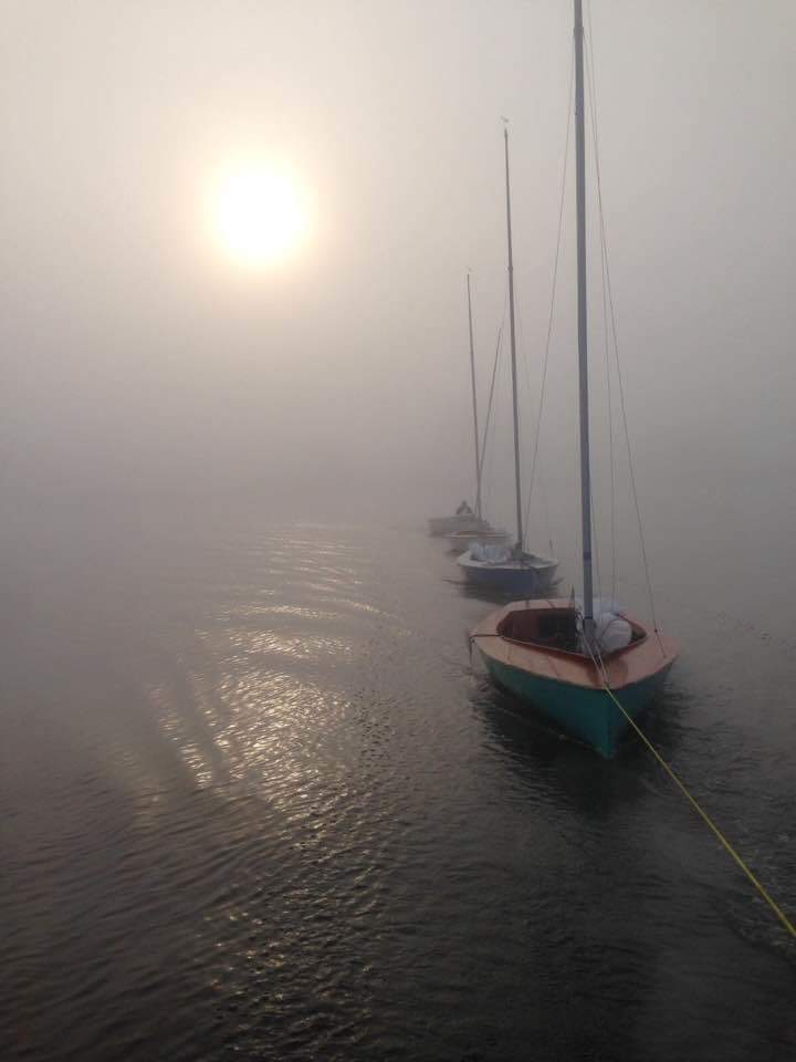 O-jollen onderweg vanuit Goingarijp naar het starteiland op het Sneekermeer