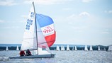 FD met Olympiajollen op achtergrond