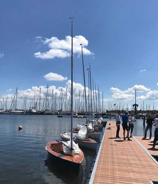 Over een slapende stand-by en kerktorens in de verte.