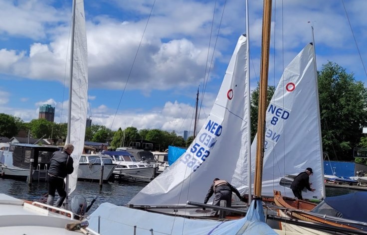 Gouwe Ouwe 2025 podium slaat de zeilen aan.